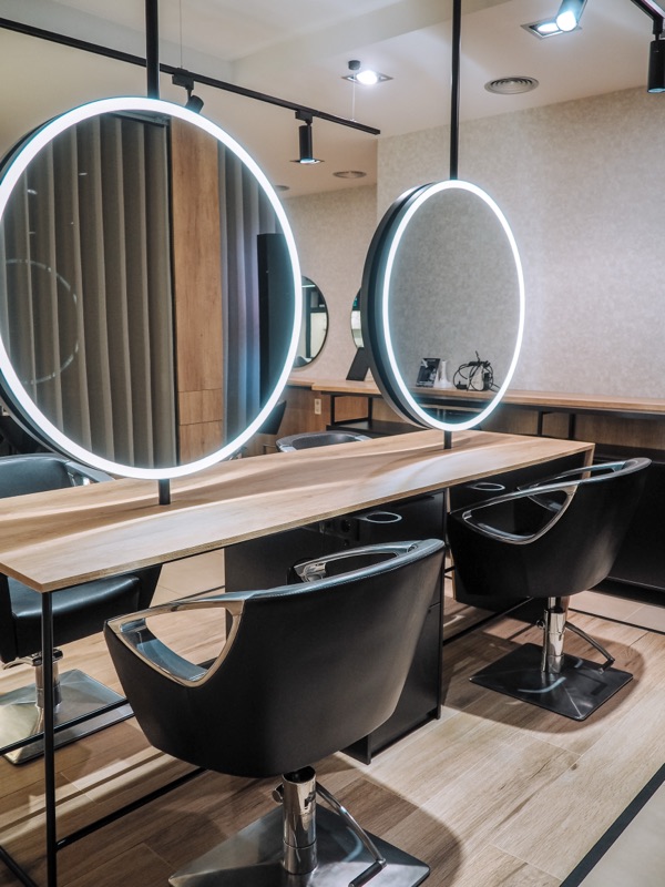 Espelhos circulares LED e cadeiras de styling