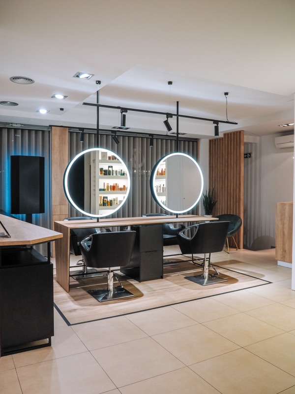 Estações de styling do salão com espelhos circulares LED