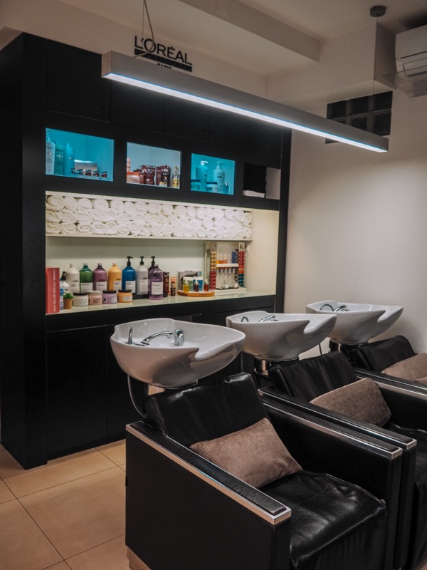 Zona de lavagem com produtos L'Oréal Professionnel e Kérastase
